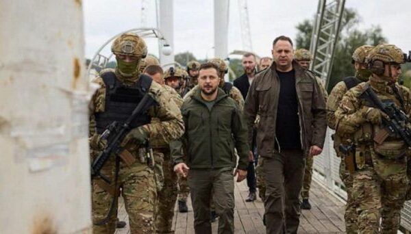 Il presidente ucraino Volodimir Zelensky circondato dai soldati