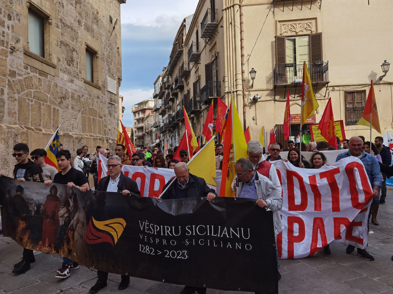 La manifestazione degli indipendentisti a Palermo, 1 aprile, contro l'autonomia differenziata